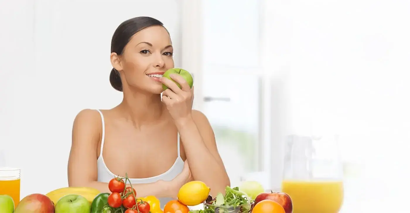 Donna sorridente con frutta e verdura fresca